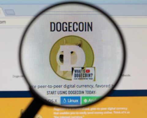 Dogecoin augmente de 4 % dans un rallye des memecoins alors qu'un croisement doré à court terme apparaît