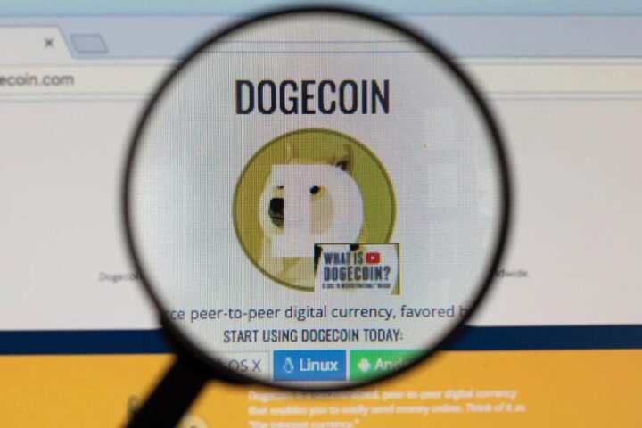 Dogecoin augmente de 4 % dans un rallye des memecoins alors qu'un croisement doré à court terme apparaît
