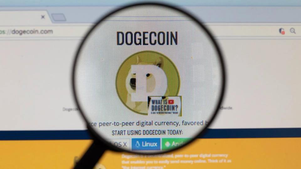 Dogecoin augmente de 4 % dans un rallye des memecoins alors qu'un croisement doré à court terme apparaît