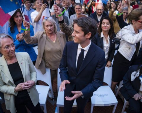 Élisabeth Borne appelle le parti Renaissance à devenir un collectif plutôt qu'un outil de communication personnelle pour Gabriel Attal