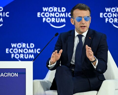 Emmanuel Macron à Davos avec des lunettes de soleil : un look lié à un souci de santé