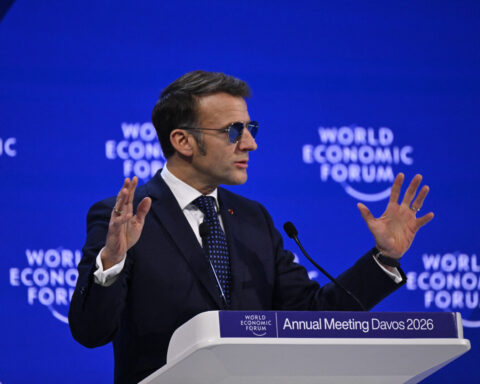 Emmanuel Macron appelle au respect plutôt qu'à la brutalité face aux menaces de Donald Trump