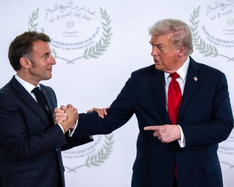 Emmanuel Macron face aux critiques pour son silence sur l'intervention américaine au Venezuela