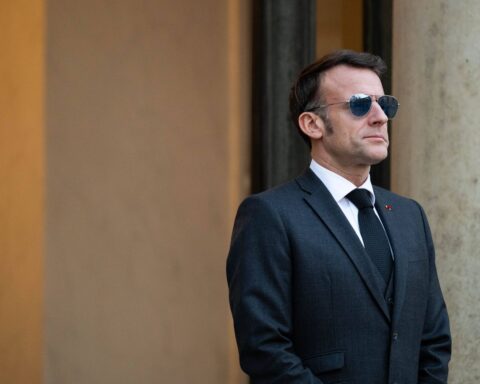 Emmanuel Macron gagne deux points de popularité face à l'actualité internationale turbulente