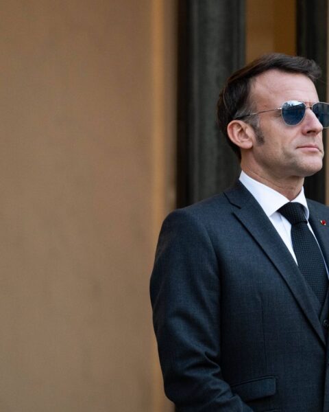 Emmanuel Macron gagne deux points de popularité face à l'actualité internationale turbulente