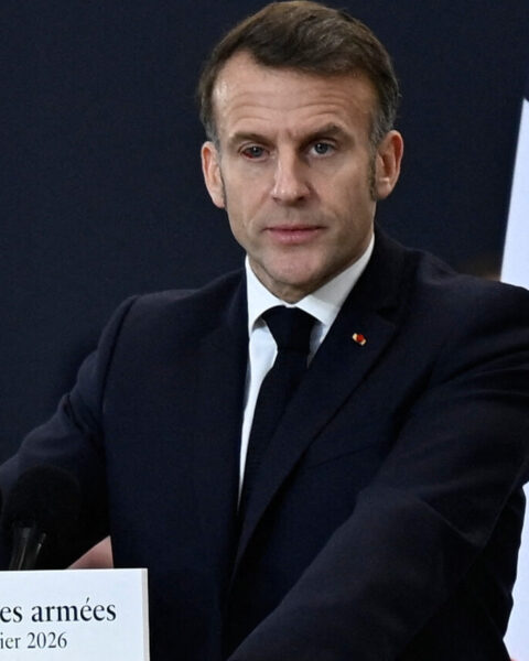 Emmanuel Macron présente ses vœux aux Armées avec un œil rouge et s'excuse pour son apparence