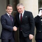 Emmanuel Macron quitte ses lunettes et renoue le contact visuel lors de visites officielles