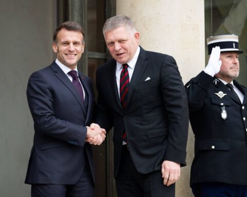 Emmanuel Macron quitte ses lunettes et renoue le contact visuel lors de visites officielles