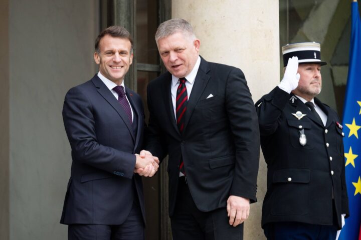 Emmanuel Macron quitte ses lunettes et renoue le contact visuel lors de visites officielles