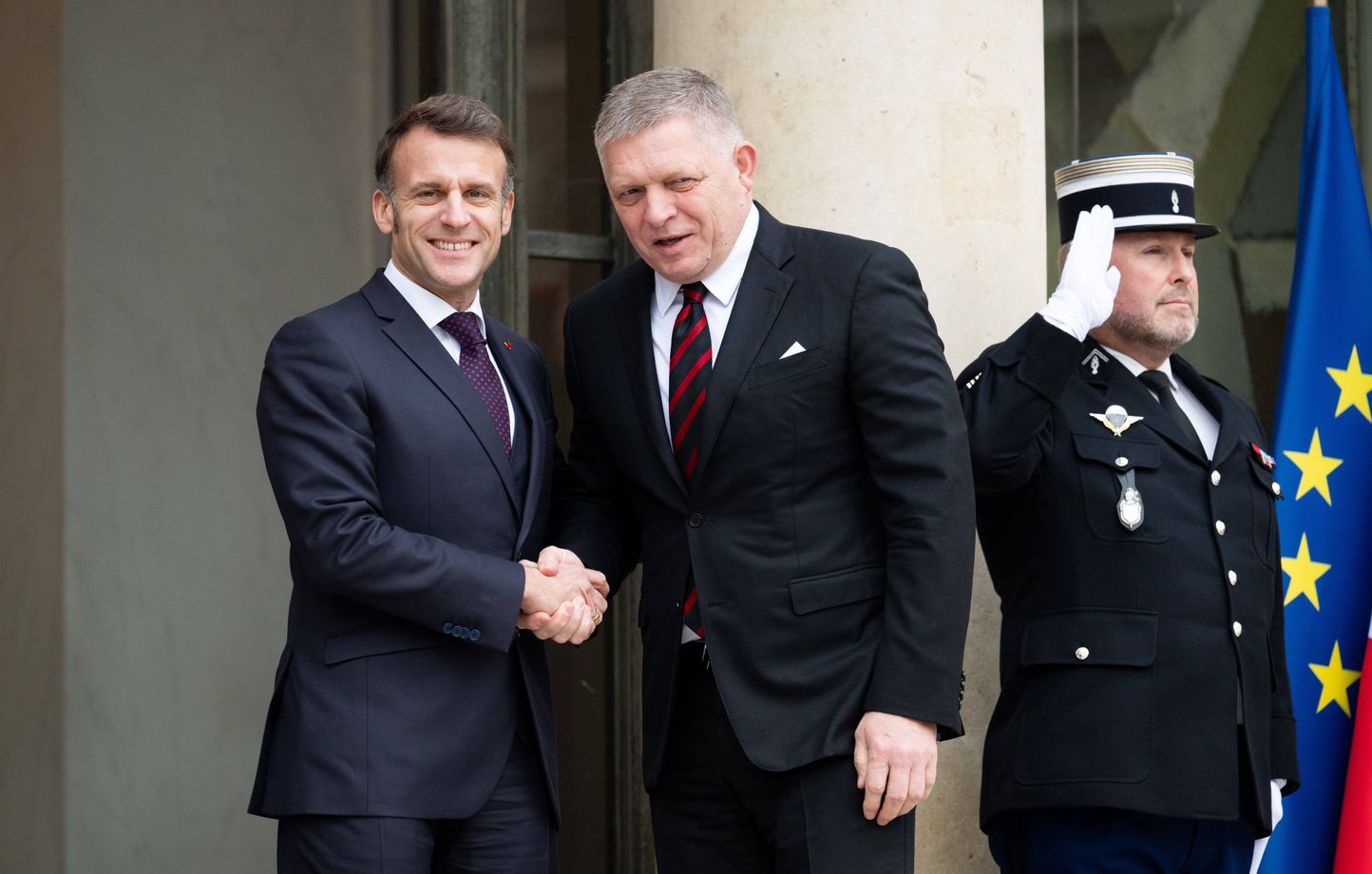 Emmanuel Macron quitte ses lunettes et renoue le contact visuel lors de visites officielles