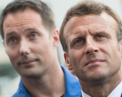 Emmanuel Macron transporté par Thomas Pesquet à bord d'un A330 MRTT après la cérémonie des voeux aux Armées