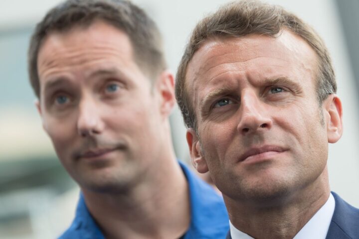 Emmanuel Macron transporté par Thomas Pesquet à bord d'un A330 MRTT après la cérémonie des voeux aux Armées