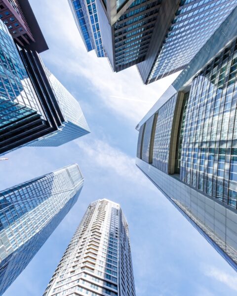 Frais bancaires : une enquête révèle les disparités entre les établissements financiers en 2026.