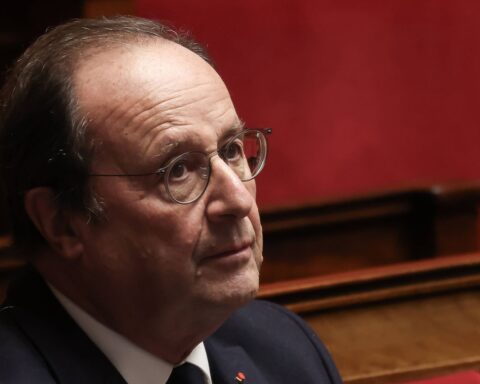 François Hollande demande à Sébastien Lecornu d'utiliser le 49.3 pour adopter le budget 2026