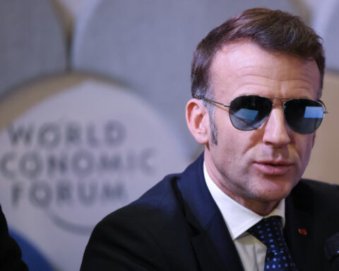 François Ruffin propose un salaire de président « au Smic », en opposition au revenu d'Emmanuel Macron