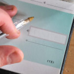 Fraude au chèque : en 2026, une erreur simple pourrait vous coûter cher.