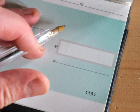 Fraude au chèque : en 2026, une erreur simple pourrait vous coûter cher.