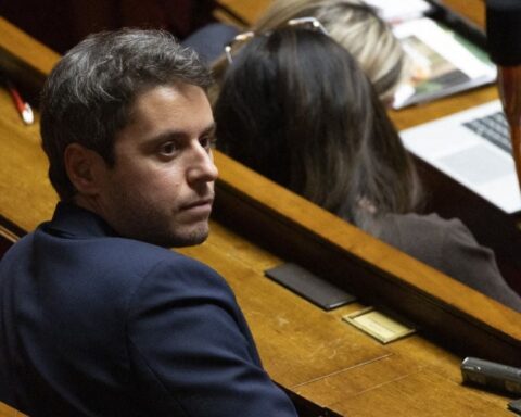 Gabriel Attal défend son projet de renommer Renaissance en Nouvelle République face aux critiques du quotidien régional