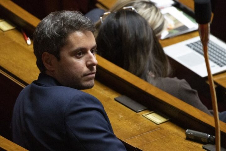 Gabriel Attal défend son projet de renommer Renaissance en Nouvelle République face aux critiques du quotidien régional