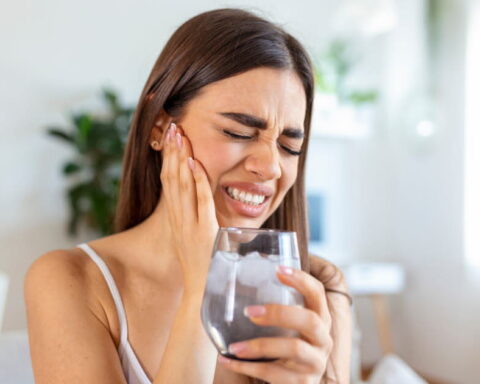 Hypersensibilité dentaire : un phénomène touchant jusqu’à 30 % des adultes en France