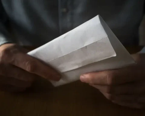 Il perçoit par erreur 330 salaires en une seule fois, et la justice lui donne raison.