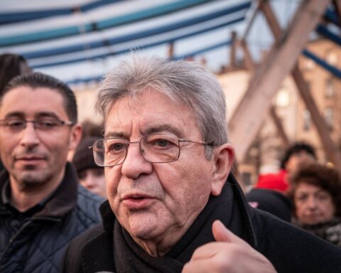 Jean-Luc Mélenchon accuse François Hollande de préparer sa candidature pour 2027