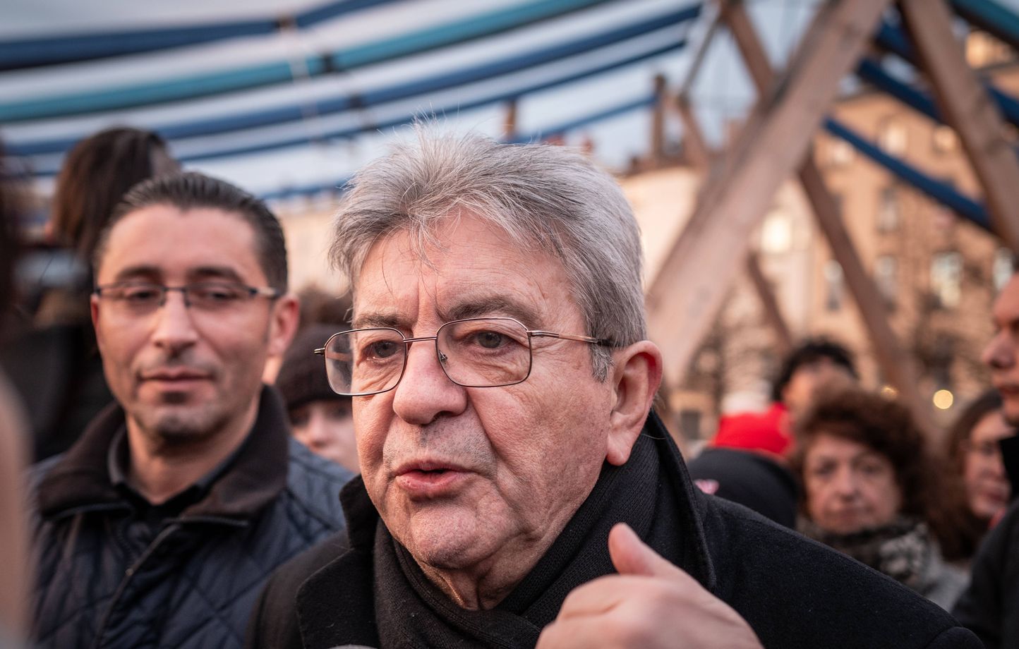 Jean-Luc Mélenchon accuse François Hollande de préparer sa candidature pour 2027