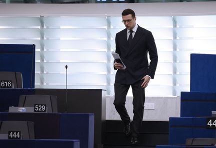 Jordan Bardella critique Donald Trump au Parlement européen et appelle à un rapport de force avec les États-Unis