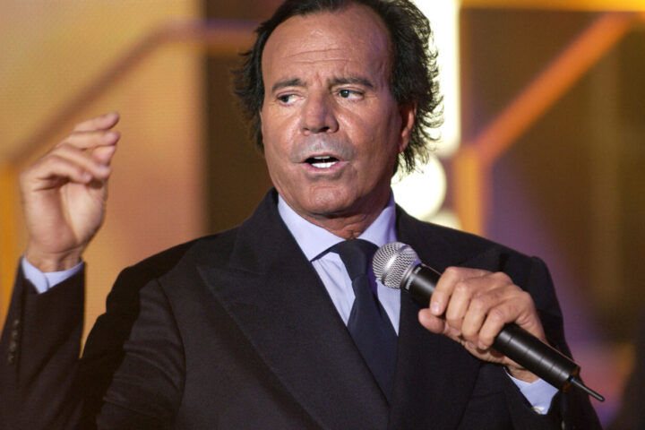 Julio Iglesias accusé de violences sexuelles et de traite d'êtres humains par deux anciennes employées