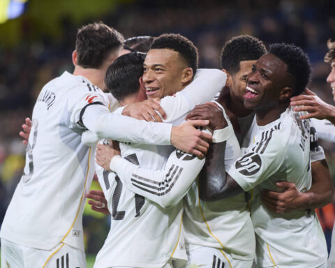 "Kylian Mbappé réalise une panenka en hommage à Brahim Diaz, tandis que Bradley Barcola propulse le PSG en tête de la Ligue"