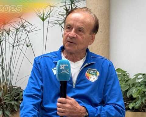 "La CAF favorise excessivement les grands pays : les critiques de Gernot Rohr concernant la CAN 2025"