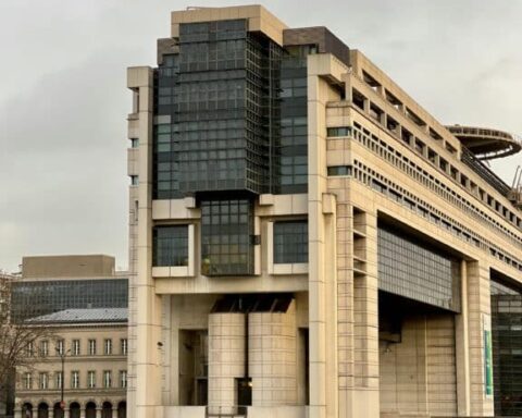 La croissance économique en France prévue pour 2025 : +0,9 %