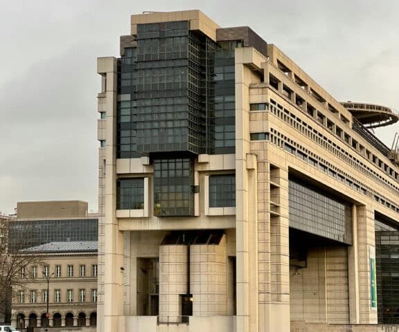 La croissance économique en France prévue pour 2025 : +0,9 %