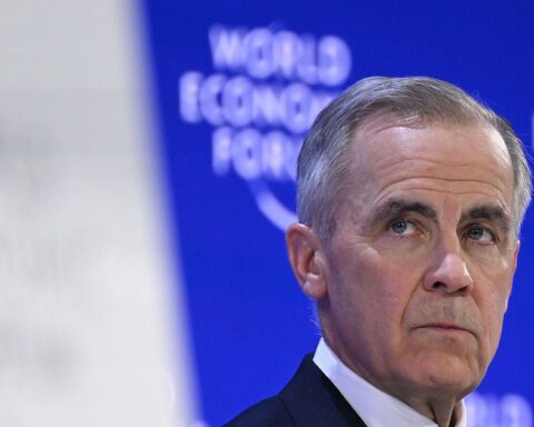 La popularité de Mark Carney monte après Davos, tandis que celle de Trump diminue