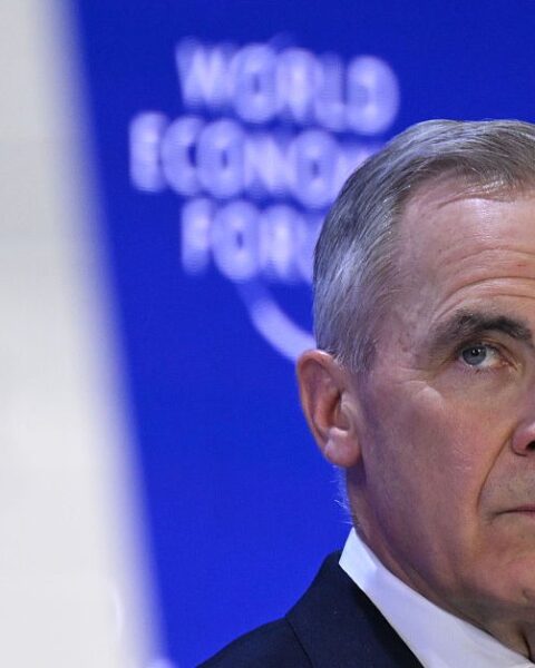 La popularité de Mark Carney monte après Davos, tandis que celle de Trump diminue