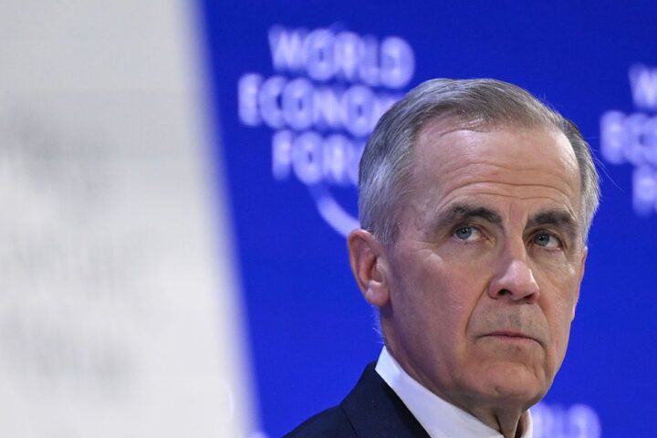 La popularité de Mark Carney monte après Davos, tandis que celle de Trump diminue