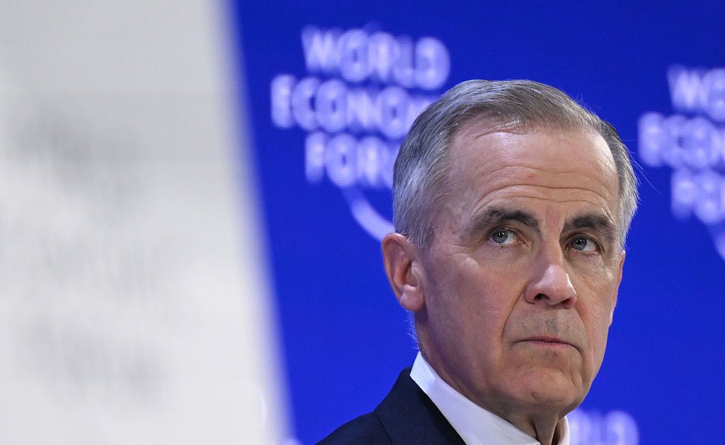 La popularité de Mark Carney monte après Davos, tandis que celle de Trump diminue