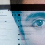 La proposition de loi sur l'interdiction des réseaux sociaux aux moins de 15 ans suscite des craintes de surveillance numérique en France