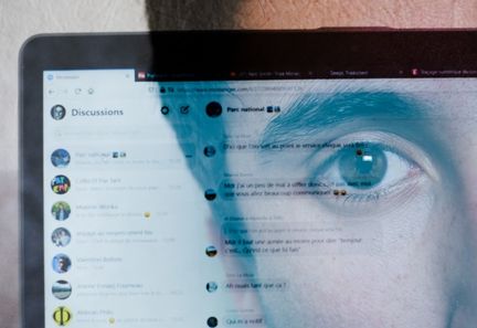 La proposition de loi sur l'interdiction des réseaux sociaux aux moins de 15 ans suscite des craintes de surveillance numérique en France
