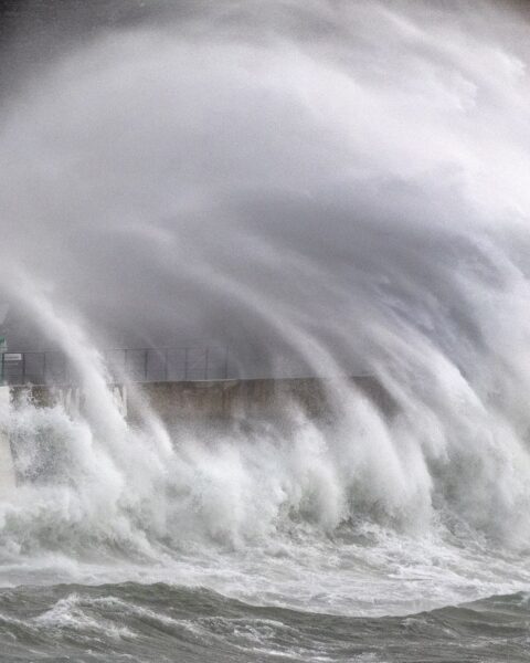 La tempête Goretti provoque des vagues allant jusqu'à 8,4 m sur les côtes atlantiques