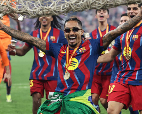 Le Barça remporte la Supercoupe d'Espagne en s'imposant face au Real Madrid, tandis que la légende camerounaise appelle à préserver l'esprit de la CAN.