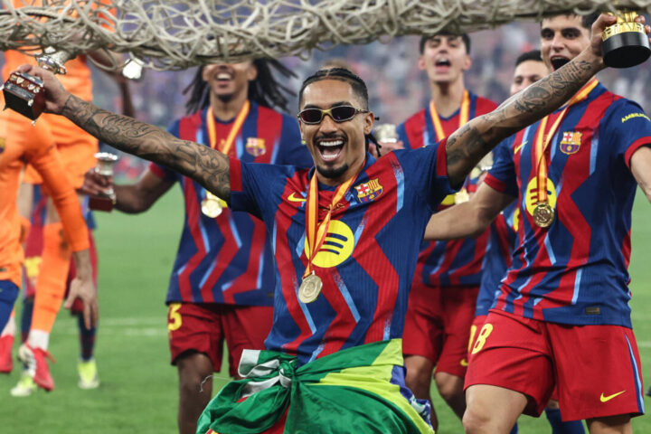 Le Barça remporte la Supercoupe d'Espagne en s'imposant face au Real Madrid, tandis que la légende camerounaise appelle à préserver l'esprit de la CAN.