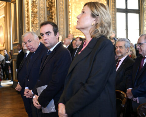 Le gouvernement met la pression sur les députés en initiant des préparatifs de dissolution de l'Assemblée
