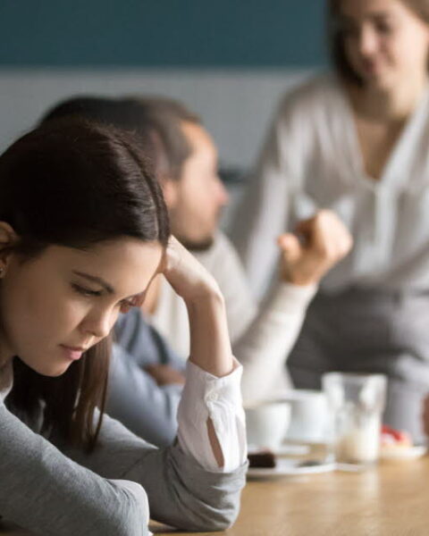 Le "liking gap" : pourquoi avons-nous une perception déformée de notre appréciation par autrui ?