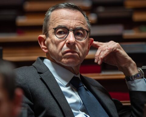 Le Rassemblement national critique Bruno Retailleau pour la hausse des titres de séjour en 2025