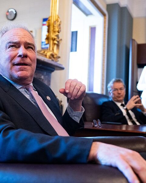 Le Sénat adopte une mesure sur les pouvoirs de guerre pour limiter les actions militaires de Trump au Venezuela