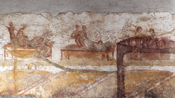 Le sexe à plusieurs dans l'Antiquité : explorations des motivations sociétales et patriarcales