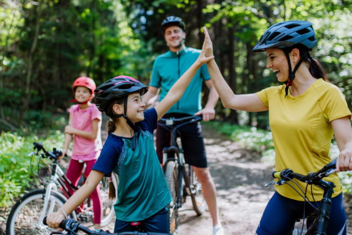 Les bienfaits du sport en famille et comment s'y engager ensemble
