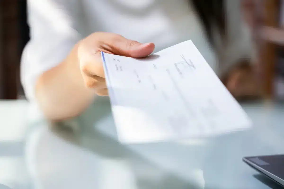 Les chèques sous contrôle : le nouveau pouvoir des banques suscite des inquiétudes parmi des millions de clients.