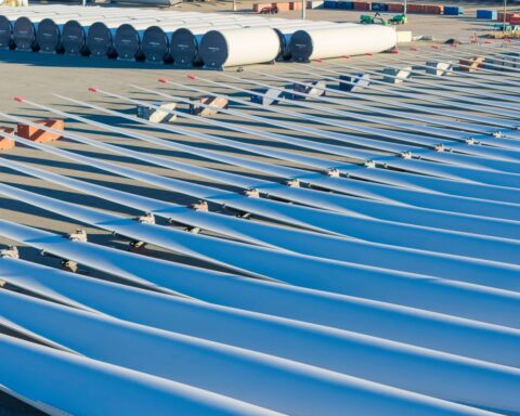 Les déchets de pales d'éoliennes : réalité des « cimetières » ou zones de stockage temporaires ?